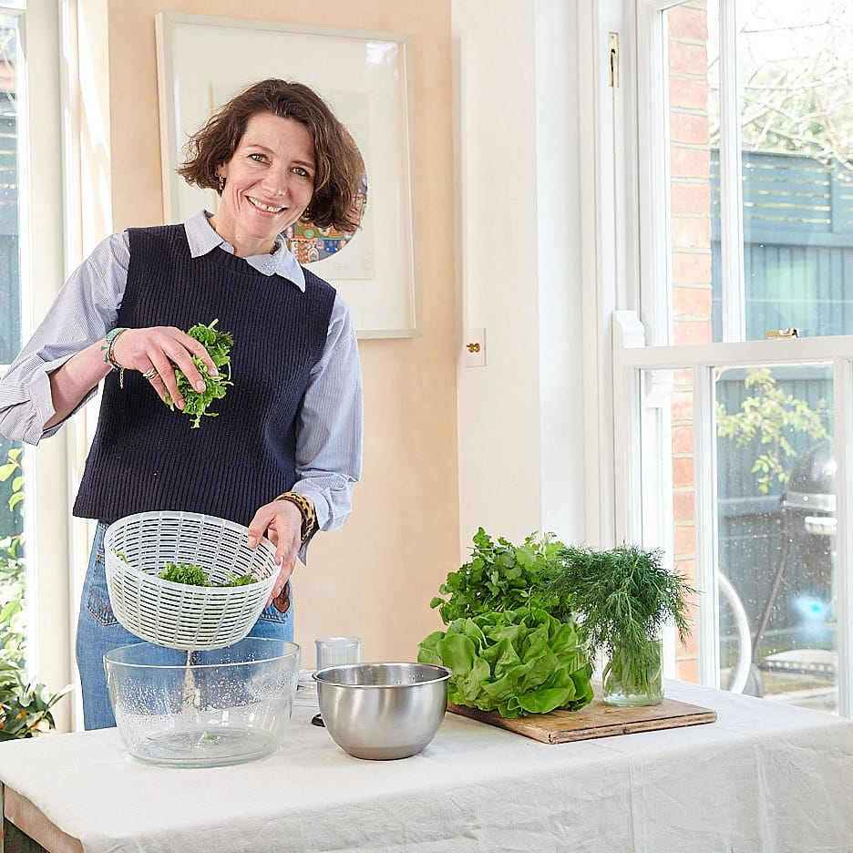 thomasina miers trying the new oxo salad spinner
